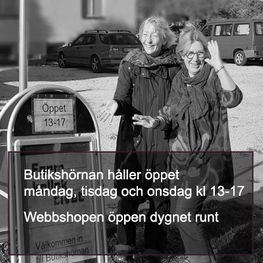 Ulla och Ingalill utanför butikshörnan på Lännavägen 17